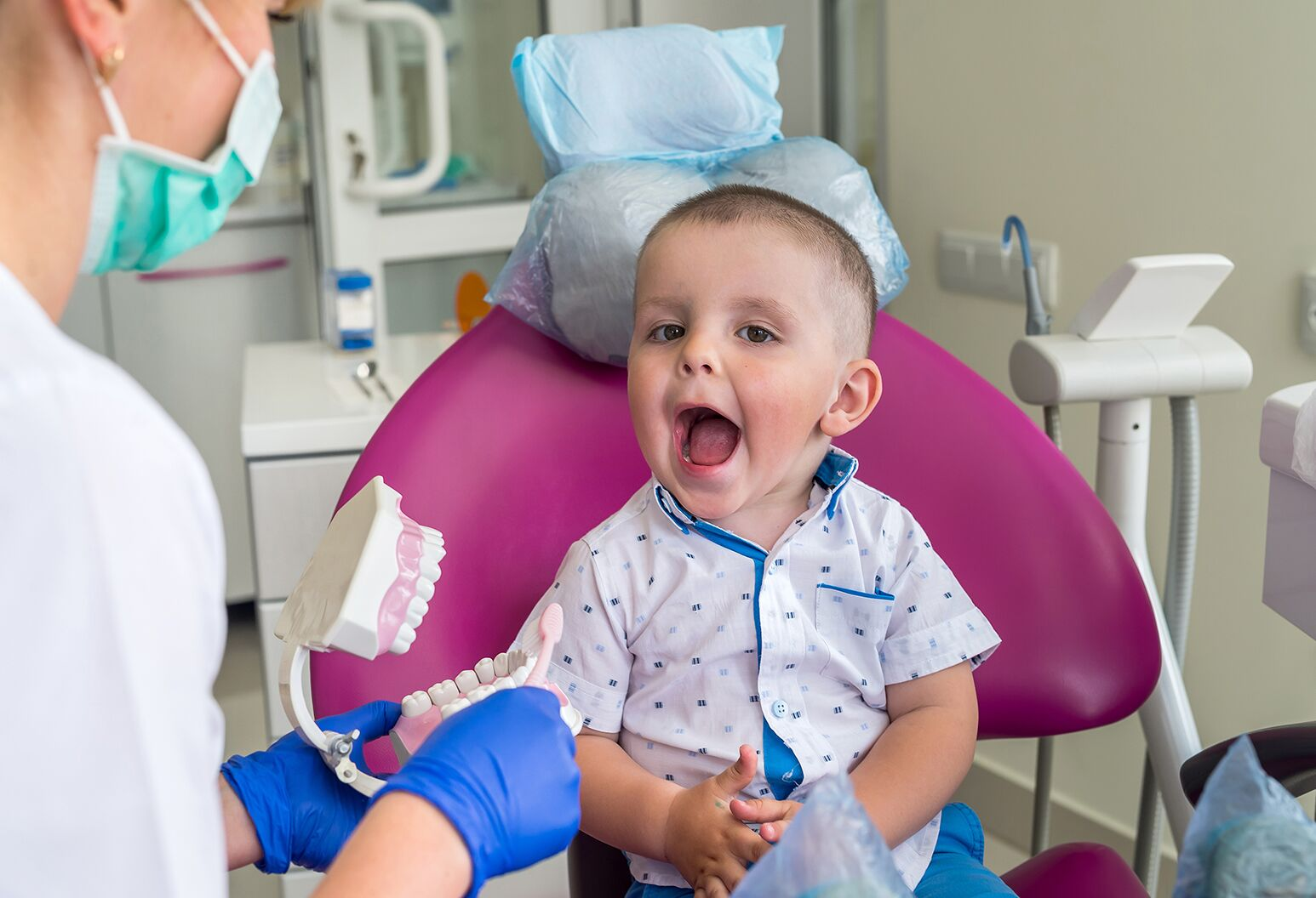 Niño en consulta de odontopediatría en BabyDent